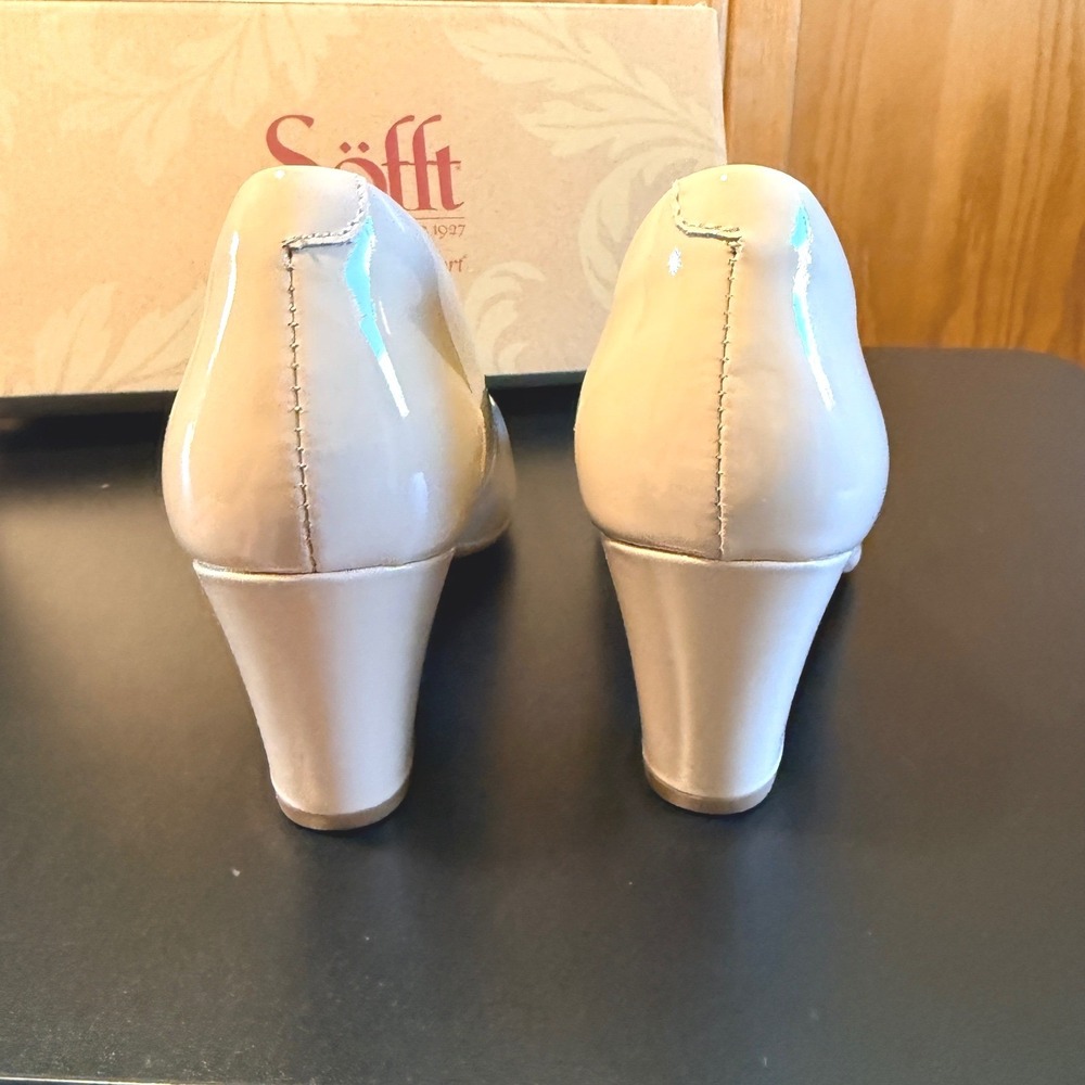 Sofft Lana Latte Patent Leather Pumps Womens 8M Cream Block Heel Dress Shoes - Picture 7 of 9